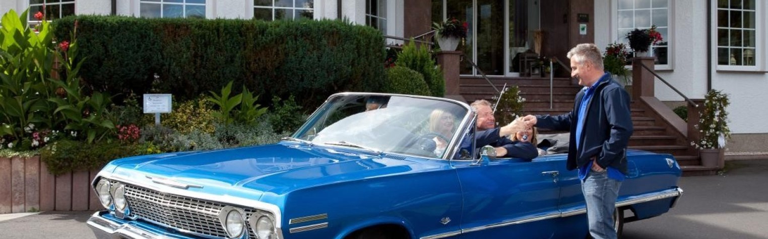 Oldtimer Chevrolet Impala Cabrio Tour mit Freunden Schlüsselübergabe