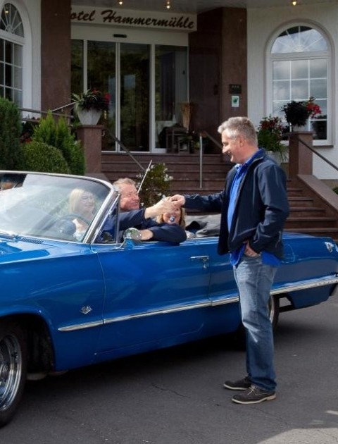 Oldtimer Chevrolet Impala Cabrio Tour mit Freunden Schlüsselübergabe