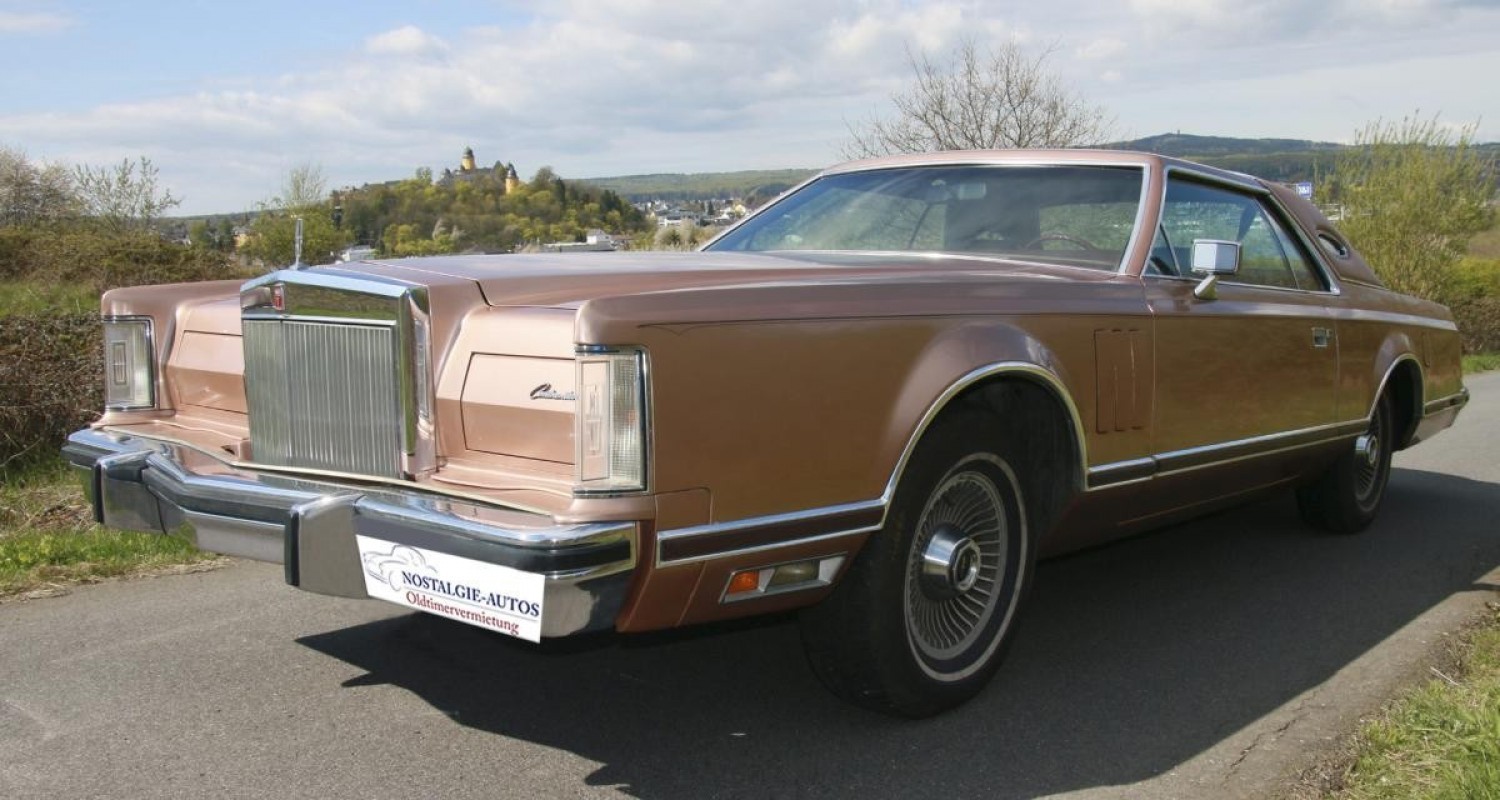Oldtimer Lincoln Continental Mark V Nebenstraße