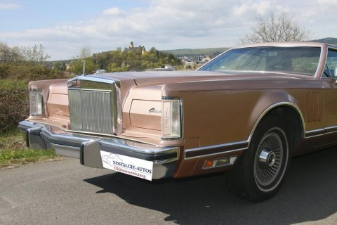 Oldtimer Lincoln Continental Mark V Nebenstraße