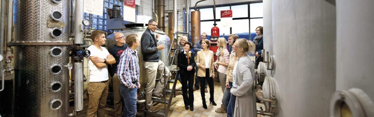 Brennereibesichtigung mit der Gruppe und Freunden