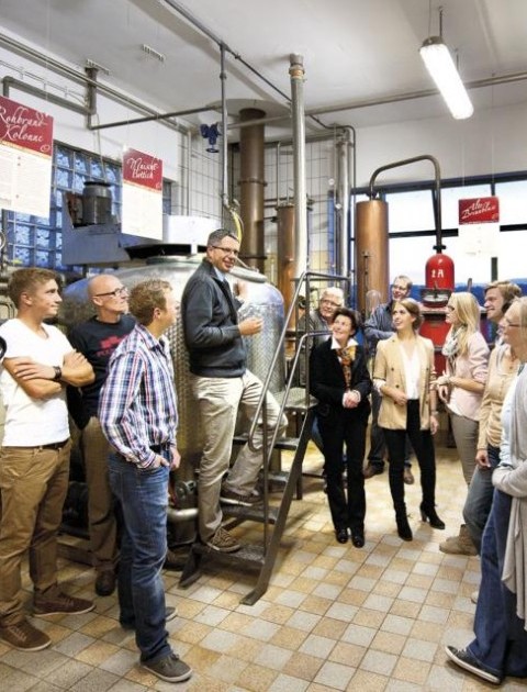 Brennereibesichtigung mit der Gruppe und Freunden