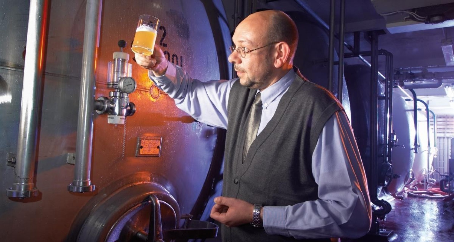 Brauer am Tank - Hachenburger Brauerei