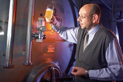 Brauer am Tank - Hachenburger Brauerei