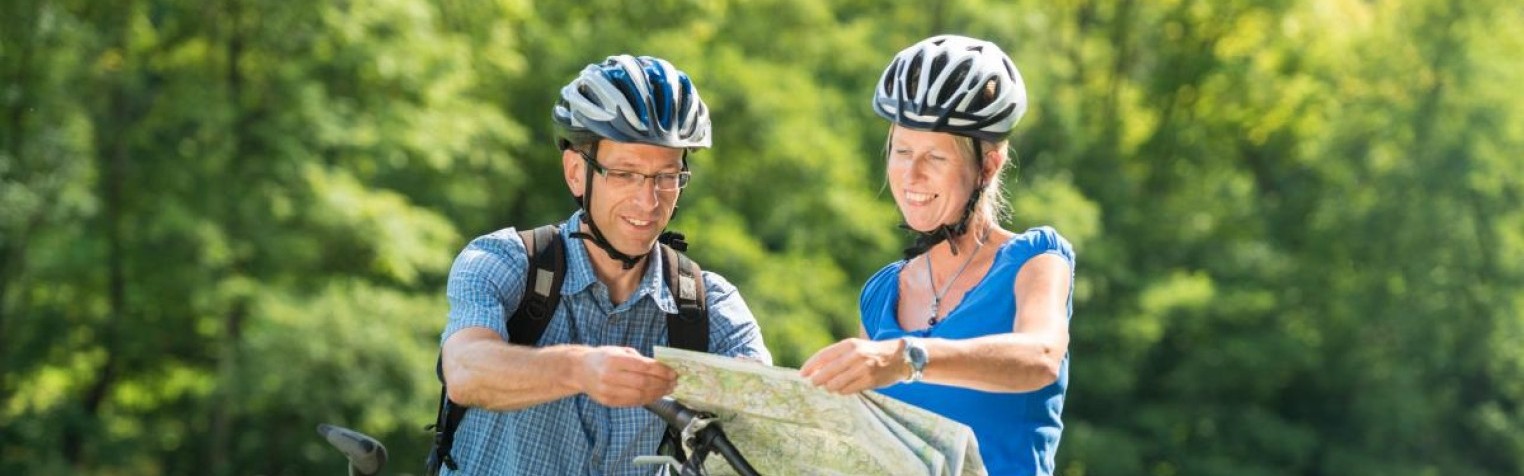Radfahrer mit Wanderkarte, Radtour im Westerwald mit Hotel, Halbpension