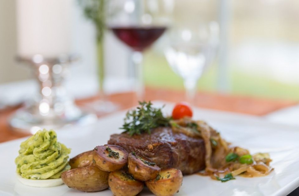Rumpsteak mit Röstzwiebeln und Rosmarinkartoffeln Rumpsteak mit Röstzwiebeln und Rosmarinkartoffeln