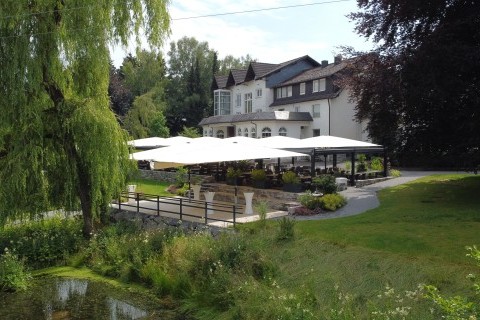 Drohnenbild vom Biergarten am See