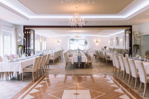 Großer Festsaal elegant dekoriert