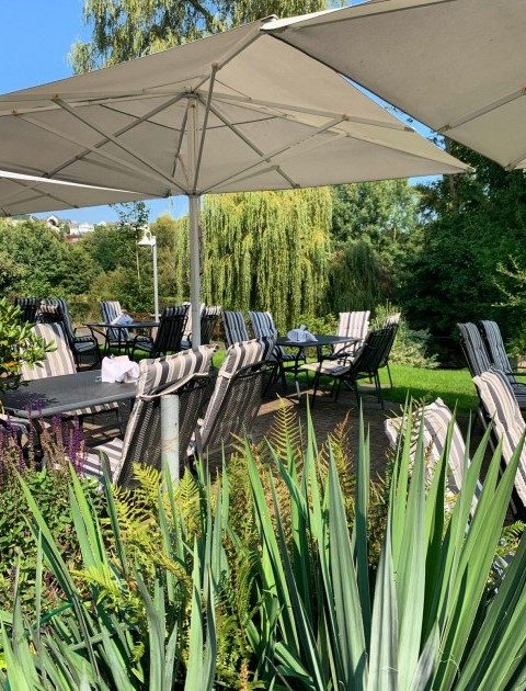Gemütlicher Biergarten am See