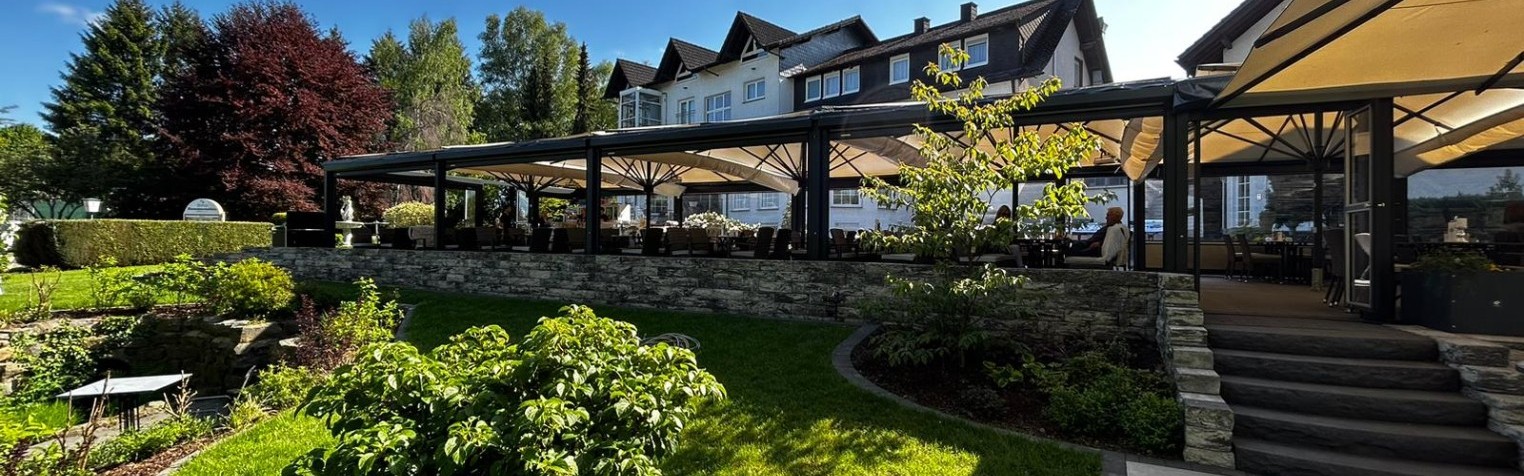 Wetterfester Biergarten direkt am See