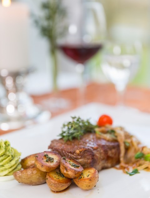 Leckeres Rumpsteak mit Zwiebeln und Rosmarinkartoffeln