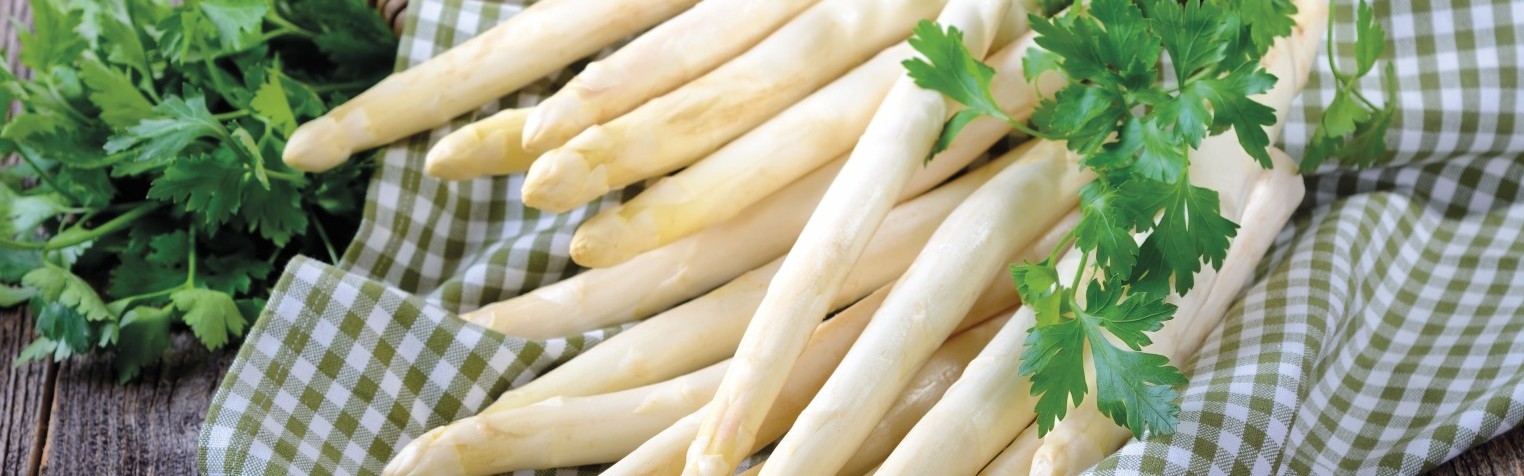 Weißer Spargel mit Petersilie