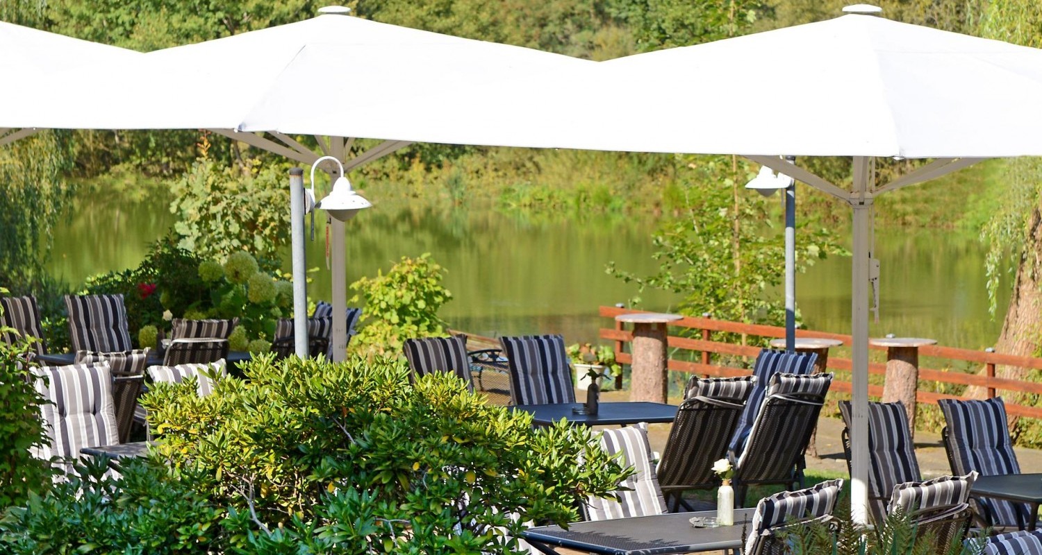 Biergarten mit Blick auf den See Biergarten mit Blick auf den See