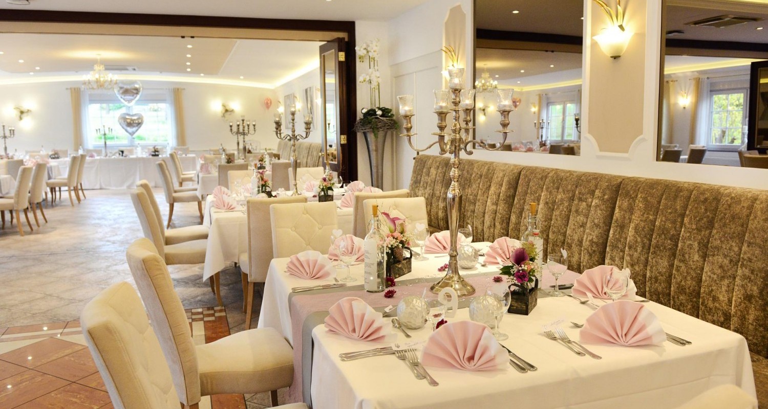 Festsaal eingedeckt Sitzbank Spiegelwand