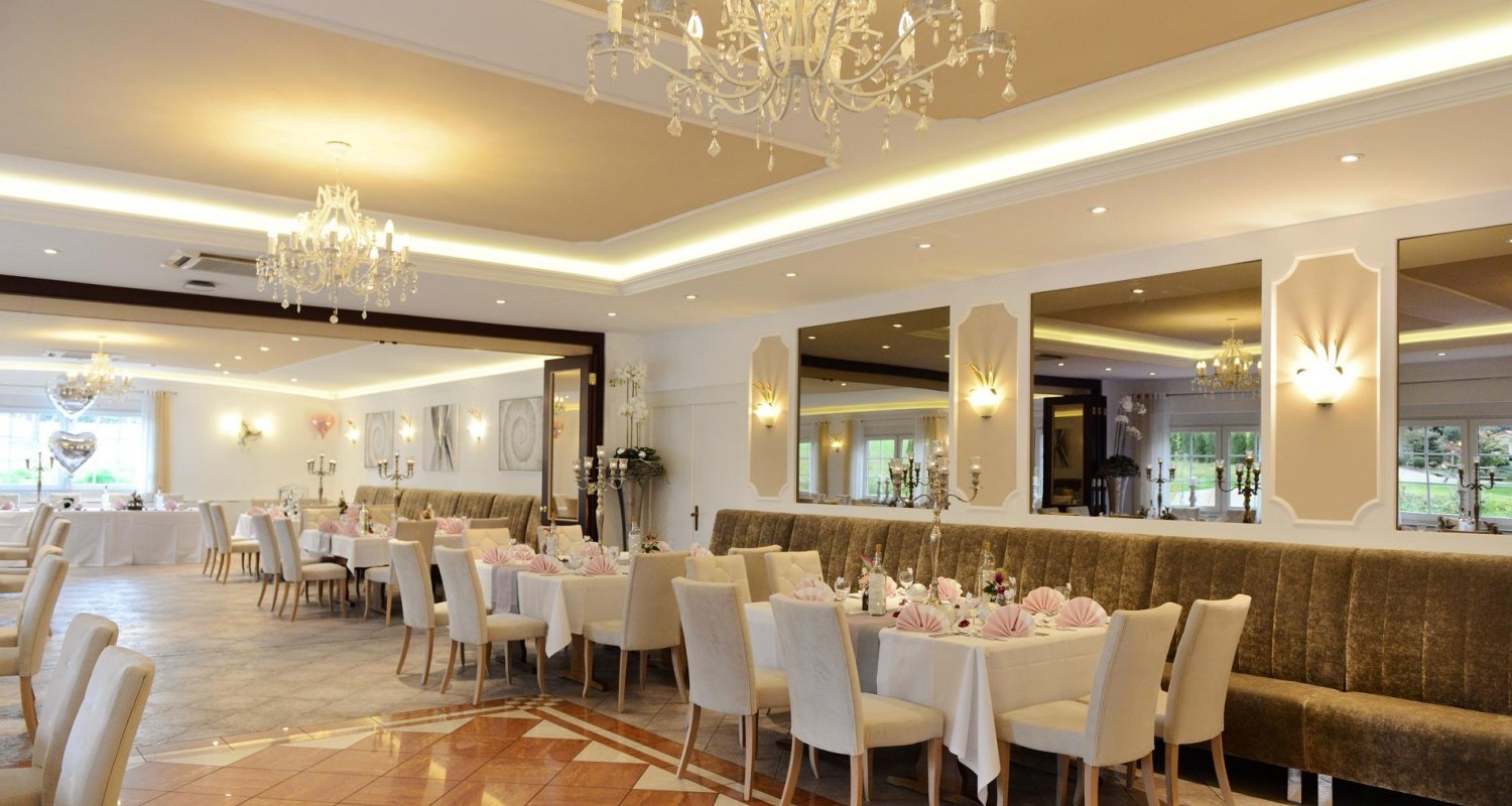 Festsaal eingedeckt Spiegelwand Sitzbank