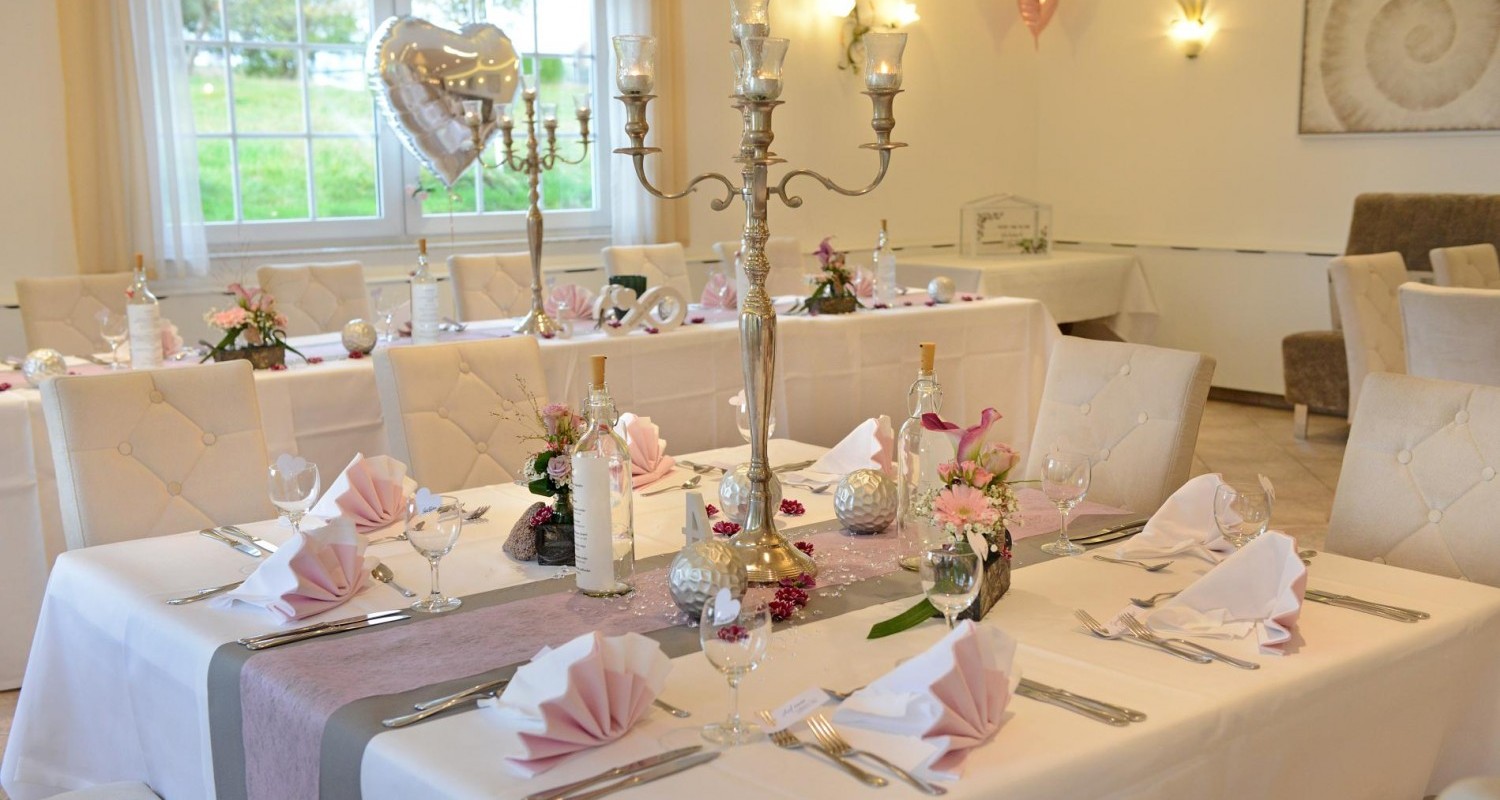Festsaal eingedeckt hinten Brauttisch