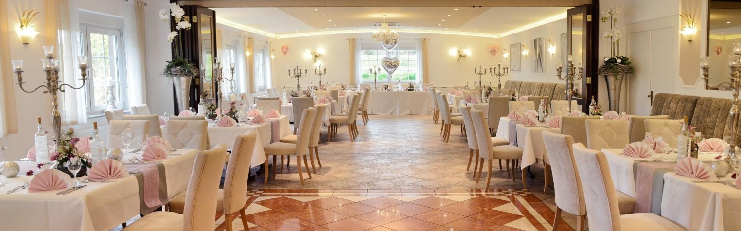 Festsaal eingedeckt mitte