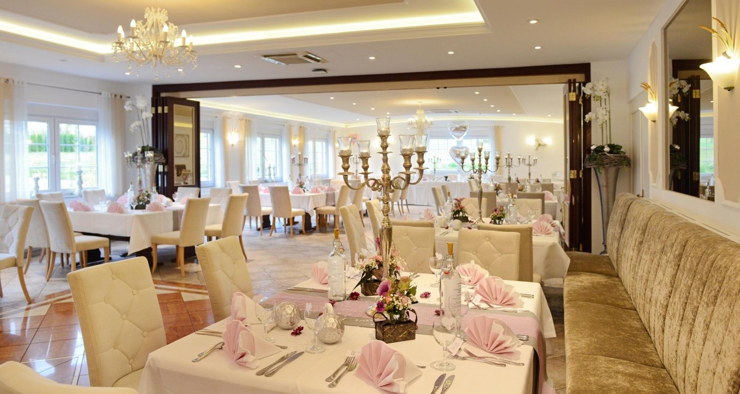 Festsaal eingedeckt seitlich Fenster