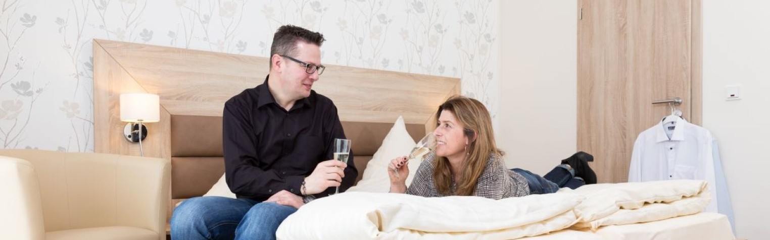 Gäste auf Zimmer mit Sekt